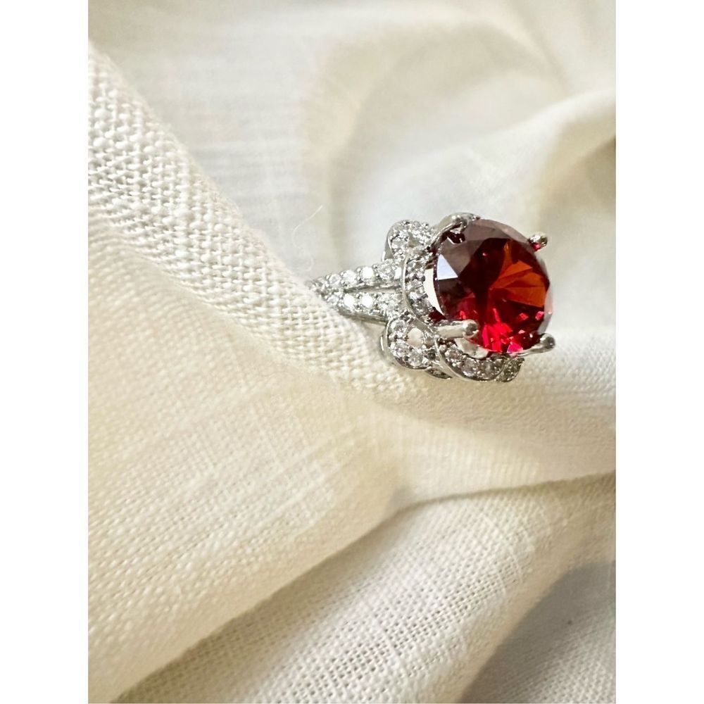 Adjustable ruby red round cut cocktail ring - Picture 2 of 4